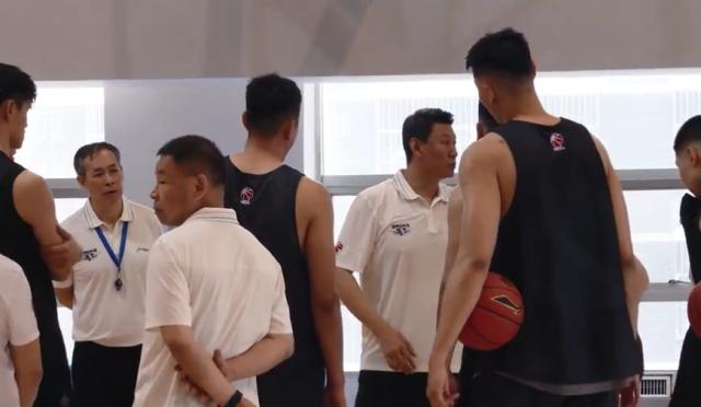 云开体育官网入口-新帅许利民顾问李楠携手亮相 北京男篮翻开新篇章