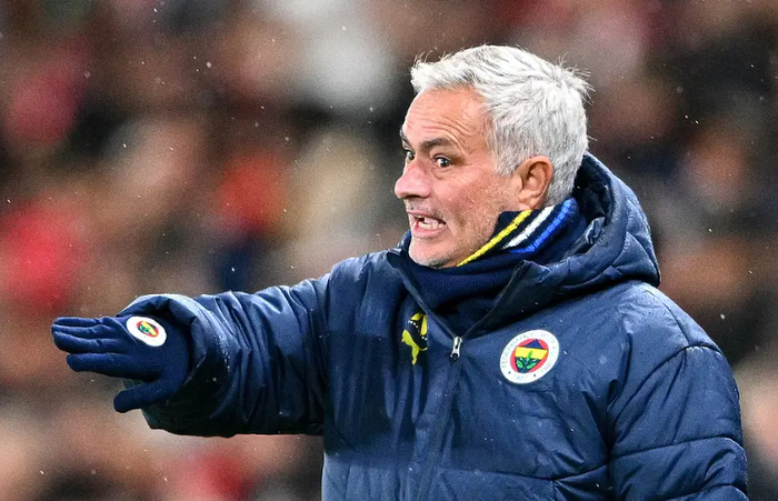 再见穆里尼奥！葡超指教都玩不明白，双线崩盘，更衣室内讧了|何塞·穆里尼奥|本菲卡|本菲卡足球俱乐部|波尔图|布拉加_新浪新闻