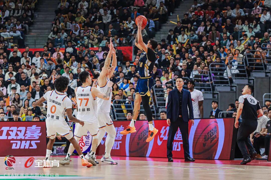 云开体育官网入口-下半场反扑未果，广东主场不敌上海