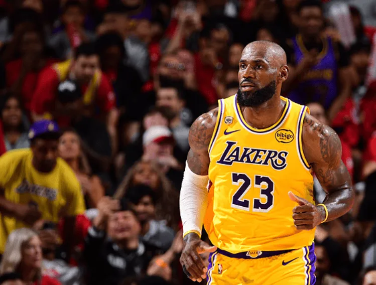 云开体育-詹姆斯去年首轮G4打46分钟输球，今年首轮G3打45分钟逆转